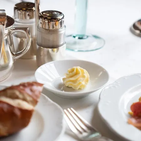 & Restaurant Walfisch 酒店 维尔茨堡